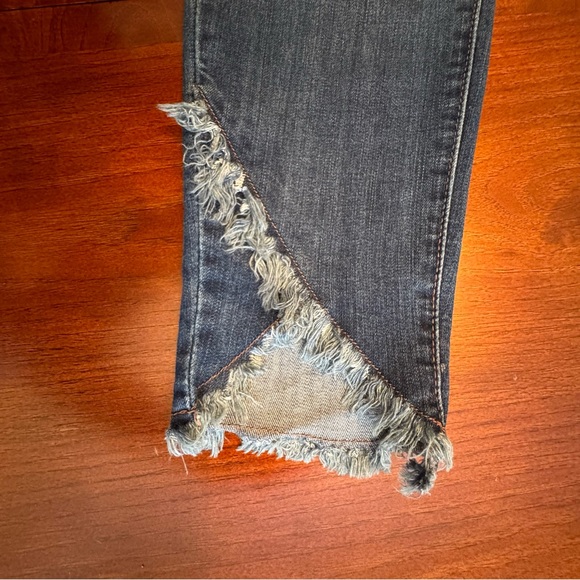 1822 Denim Distressed Cropped Skinny Jeans in Blue with Frayed Tulip Hem Detail - Picture 5 of 15